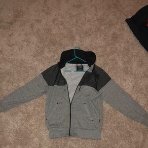 I’m selling this zip up jacket